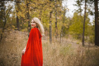 Sonbahar - sonbahar sezonu, kadınlar için gündelik tarz. Moda kıyafetleri ve kıyafet malzemeleri.