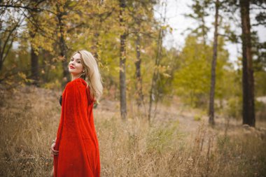 Sonbahar - sonbahar sezonu, kadınlar için gündelik tarz. Moda kıyafetleri ve kıyafet malzemeleri.