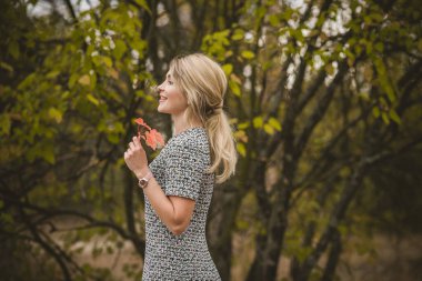 Sonbahar - sonbahar sezonu, kadınlar için gündelik tarz. Moda kıyafetleri ve kıyafet malzemeleri.