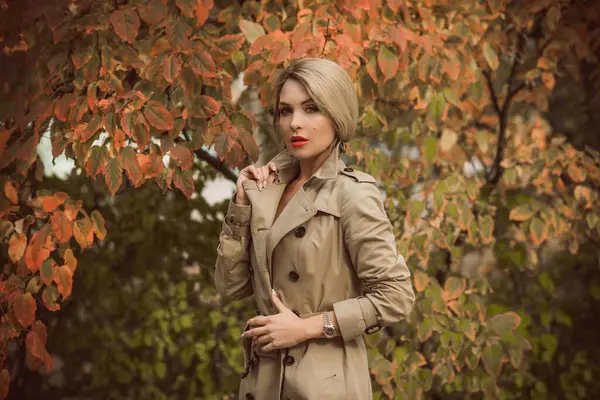 Sonbahar - sonbahar sezonu, kadınlar için gündelik tarz. Moda kıyafetleri ve kıyafet malzemeleri.