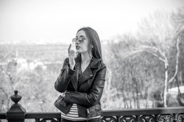 Avrupa seyahati fotoğraf albümü. Seyahat detayları, genç bayanın portresi. 