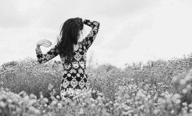 Soluk tenli, koyu renk saçlı, şık bir kadın. Romantik fotoşopta poz veren hayalperest Amerikalı bir kızın fotoğrafı. Kadınlık ve zarafet kavramı