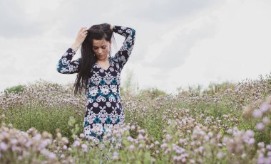 Soluk tenli, koyu renk saçlı, şık bir kadın. Romantik fotoşopta poz veren hayalperest Amerikalı bir kızın fotoğrafı. Kadınlık ve zarafet kavramı