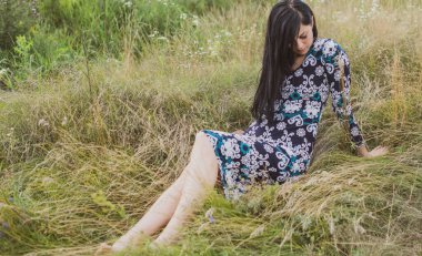 Soluk tenli, koyu renk saçlı, şık bir kadın. Romantik fotoşopta poz veren hayalperest Amerikalı bir kızın fotoğrafı. Kadınlık ve zarafet kavramı