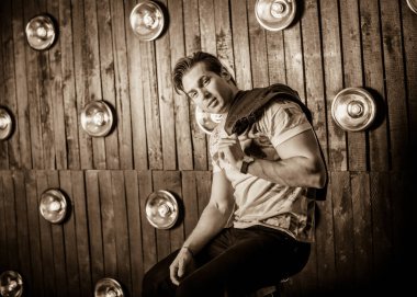 Hoş giyimli genç bir adam, erkeklerin ve gençlerin hayat konsepti. Yakışıklı ve seksi bir Amerikalı.