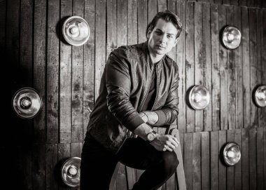 Hoş giyimli genç bir adam, erkeklerin ve gençlerin hayat konsepti. Yakışıklı ve seksi bir Amerikalı.