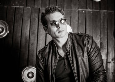 Hoş giyimli genç bir adam, erkeklerin ve gençlerin hayat konsepti. Yakışıklı ve seksi bir Amerikalı.