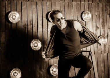 Hoş giyimli genç bir adam, erkeklerin ve gençlerin hayat konsepti. Yakışıklı ve seksi bir Amerikalı.