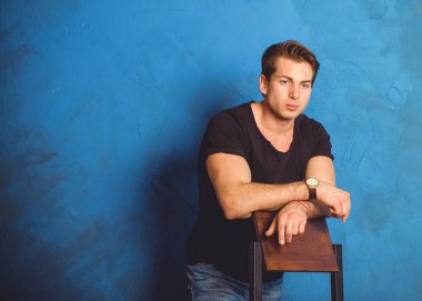 Hoş giyimli genç bir adam, erkeklerin ve gençlerin hayat konsepti. Yakışıklı ve seksi bir Amerikalı.