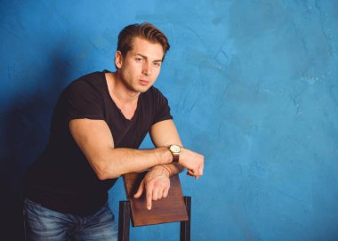 Hoş giyimli genç bir adam, erkeklerin ve gençlerin hayat konsepti. Yakışıklı ve seksi bir Amerikalı.