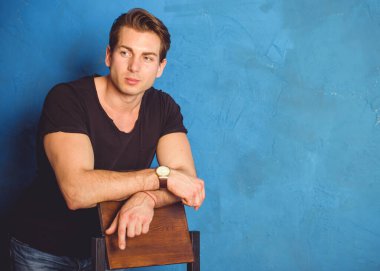 Hoş giyimli genç bir adam, erkeklerin ve gençlerin hayat konsepti. Yakışıklı ve seksi bir Amerikalı.