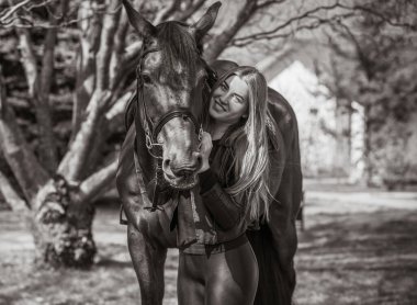 Kadın ve at, bayanın ata binmek gibi hobileri var. At konsepti