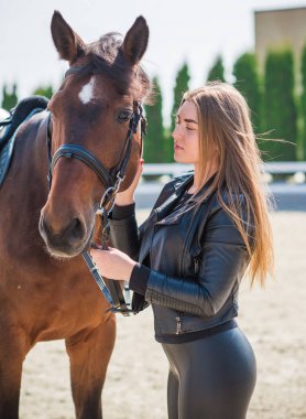 Kadın ve at, bayanın ata binmek gibi hobileri var. At konsepti
