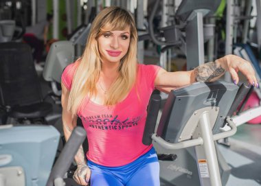 Olgun fit atletik kadın vücudunu gösteriyor. Spor anlayışı, vücut geliştirme ve kadın güzelliği, diğer güzellikler. Orta yaşlı Amerikalı ya da Avrupalı bayan