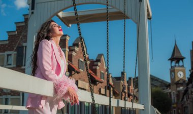 Olgun Avrupalı Kadın 'ın Şehir Portresi, modern kadınlığın ve olgunluğun ruhu. Kimlik, bağımsızlık ve ebedi güzellik hakkında görsel bir hikaye. 