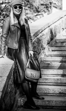 Mutlu gülümseyen güzel ve büyük beden modeli. Güneşli bir günde gülümseyen büyük kızı kapatıyoruz. Yeni çağ güzelliğinin fotoğrafı, sonbahar zamanı.