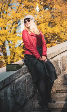 Mutlu gülümseyen güzel ve büyük beden modeli. Güneşli bir günde gülümseyen büyük kızı kapatıyoruz. Yeni çağ güzelliğinin fotoğrafı, sonbahar zamanı.