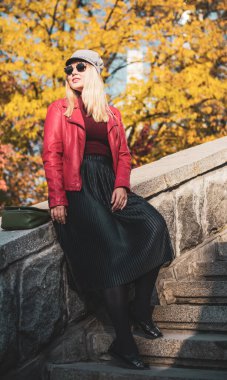 Mutlu gülümseyen güzel ve büyük beden modeli. Güneşli bir günde gülümseyen büyük kızı kapatıyoruz. Yeni çağ güzelliğinin fotoğrafı, sonbahar zamanı.