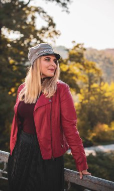 Mutlu gülümseyen güzel ve büyük beden modeli. Güneşli bir günde gülümseyen büyük kızı kapatıyoruz. Yeni çağ güzelliğinin fotoğrafı, sonbahar zamanı.