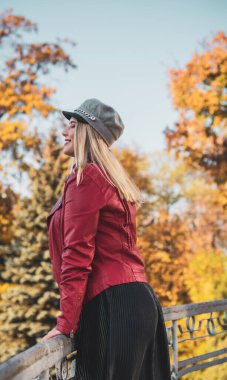 Mutlu gülümseyen güzel ve büyük beden modeli. Güneşli bir günde gülümseyen büyük kızı kapatıyoruz. Yeni çağ güzelliğinin fotoğrafı, sonbahar zamanı.