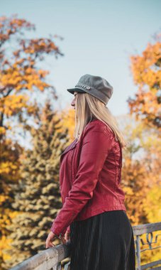 Mutlu gülümseyen güzel ve büyük beden modeli. Güneşli bir günde gülümseyen büyük kızı kapatıyoruz. Yeni çağ güzelliğinin fotoğrafı, sonbahar zamanı.