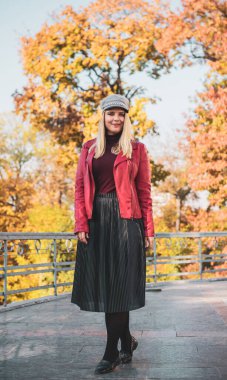 Mutlu gülümseyen güzel ve büyük beden modeli. Güneşli bir günde gülümseyen büyük kızı kapatıyoruz. Yeni çağ güzelliğinin fotoğrafı, sonbahar zamanı.