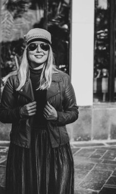 Mutlu gülümseyen güzel ve büyük beden modeli. Güneşli bir günde gülümseyen büyük kızı kapatıyoruz. Yeni çağ güzelliğinin fotoğrafı, sonbahar zamanı.