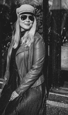 Mutlu gülümseyen güzel ve büyük beden modeli. Güneşli bir günde gülümseyen büyük kızı kapatıyoruz. Yeni çağ güzelliğinin fotoğrafı, sonbahar zamanı.