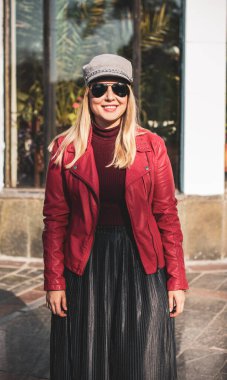 Mutlu gülümseyen güzel ve büyük beden modeli. Güneşli bir günde gülümseyen büyük kızı kapatıyoruz. Yeni çağ güzelliğinin fotoğrafı, sonbahar zamanı.