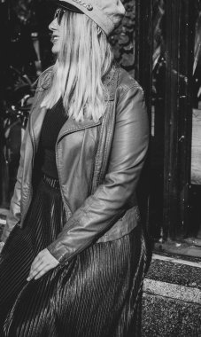 Mutlu gülümseyen güzel ve büyük beden modeli. Güneşli bir günde gülümseyen büyük kızı kapatıyoruz. Yeni çağ güzelliğinin fotoğrafı, sonbahar zamanı.