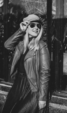 Mutlu gülümseyen güzel ve büyük beden modeli. Güneşli bir günde gülümseyen büyük kızı kapatıyoruz. Yeni çağ güzelliğinin fotoğrafı, sonbahar zamanı.