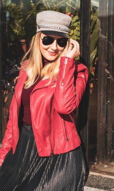 Mutlu gülümseyen güzel ve büyük beden modeli. Güneşli bir günde gülümseyen büyük kızı kapatıyoruz. Yeni çağ güzelliğinin fotoğrafı, sonbahar zamanı.