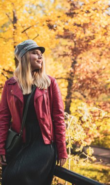 Mutlu gülümseyen güzel ve büyük beden modeli. Güneşli bir günde gülümseyen büyük kızı kapatıyoruz. Yeni çağ güzelliğinin fotoğrafı, sonbahar zamanı.