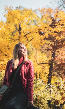 Mutlu gülümseyen güzel ve büyük beden modeli. Güneşli bir günde gülümseyen büyük kızı kapatıyoruz. Yeni çağ güzelliğinin fotoğrafı, sonbahar zamanı.