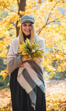 Mutlu gülümseyen güzel ve büyük beden modeli. Güneşli bir günde gülümseyen büyük kızı kapatıyoruz. Yeni çağ güzelliğinin fotoğrafı, sonbahar zamanı.
