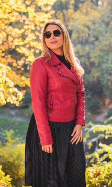 Sonbahar - sonbahar sezonu, büyük beden kadınlar için gündelik tarz. Moda kıyafetleri ve kıyafet malzemeleri.