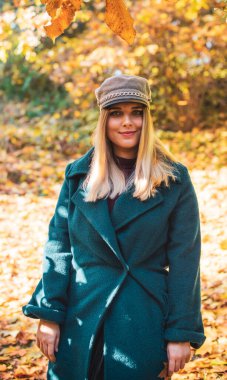 Sonbahar - sonbahar sezonu, büyük beden kadınlar için gündelik tarz. Moda kıyafetleri ve kıyafet malzemeleri.