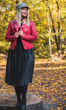 Sonbahar - sonbahar sezonu, büyük beden kadınlar için gündelik tarz. Moda kıyafetleri ve kıyafet malzemeleri.