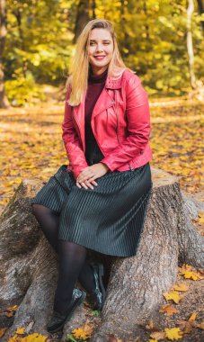 Sonbahar - sonbahar sezonu, büyük beden kadınlar için gündelik tarz. Moda kıyafetleri ve kıyafet malzemeleri.