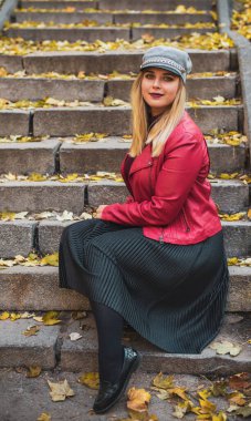 Sonbahar - sonbahar sezonu, büyük beden kadınlar için gündelik tarz. Moda kıyafetleri ve kıyafet malzemeleri.