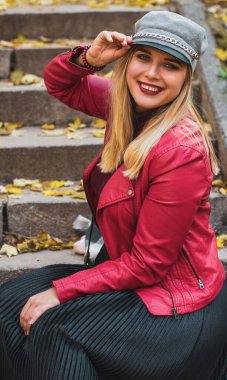 Sonbahar - sonbahar sezonu, büyük beden kadınlar için gündelik tarz. Moda kıyafetleri ve kıyafet malzemeleri.