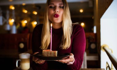 Kadın artı büyük beden gülümseme peynirli kek aşığı, kadınlar pastayla eğleniyor, şeker yiyor, doğum günü.