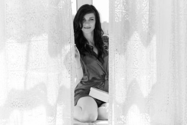 Evin içinde poz veren zayıf vücutlu çekici bir bayan. Şehvetli iç çamaşırı giyen bir kadın. Baştan çıkarıcı seksi esmer kadınlar, doğal Avrupa klasik güzelliği.