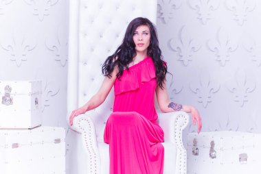 Evin içinde poz veren zayıf vücutlu çekici bir bayan. Şehvetli iç çamaşırı giyen bir kadın. Baştan çıkarıcı seksi esmer kadınlar, doğal Avrupa klasik güzelliği.