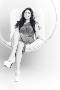 Evin içinde poz veren zayıf vücutlu çekici bir bayan. Şehvetli iç çamaşırı giyen bir kadın. Baştan çıkarıcı seksi esmer kadınlar, doğal Avrupa klasik güzelliği.