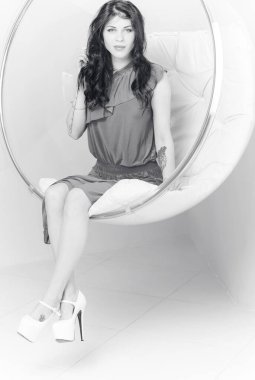 Evin içinde poz veren zayıf vücutlu çekici bir bayan. Şehvetli iç çamaşırı giyen bir kadın. Baştan çıkarıcı seksi esmer kadınlar, doğal Avrupa klasik güzelliği.