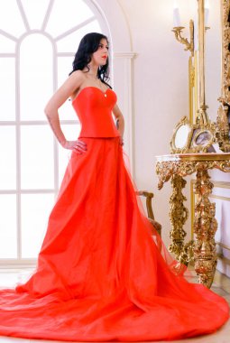 Barok, Rönesans ya da Rococo oturma odasında koyu renk saçlı genç bir kadın. Lüks bir iç mekanda