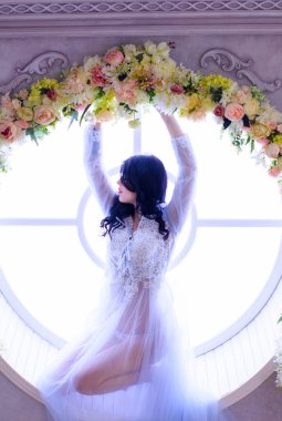 Şefkat kavramı ve saf güzellik tatlı prenses bakışında. Narin eflatun tüllü güzel bir kız romantik bir iç mekan, modern hayatta peri masalı