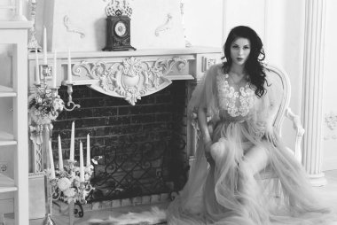 Şefkat kavramı ve saf güzellik tatlı prenses bakışında. Narin eflatun tüllü güzel bir kız romantik bir iç mekan, modern hayatta peri masalı