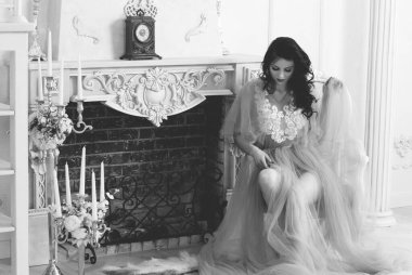 Şefkat kavramı ve saf güzellik tatlı prenses bakışında. Narin eflatun tüllü güzel bir kız romantik bir iç mekan, modern hayatta peri masalı